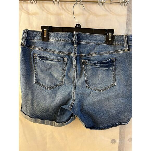 Torrid size 12R stretch jean denim short rn#120684 distressed - Picture 2 of 5